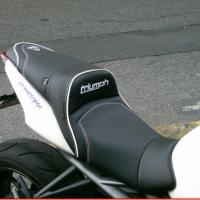 Selle réaliée par TJLSellier.com de TRIUMPH - Street Triple