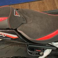 Selle réaliée par TJLSellier.com de TRIUMPH - Street Triple rs